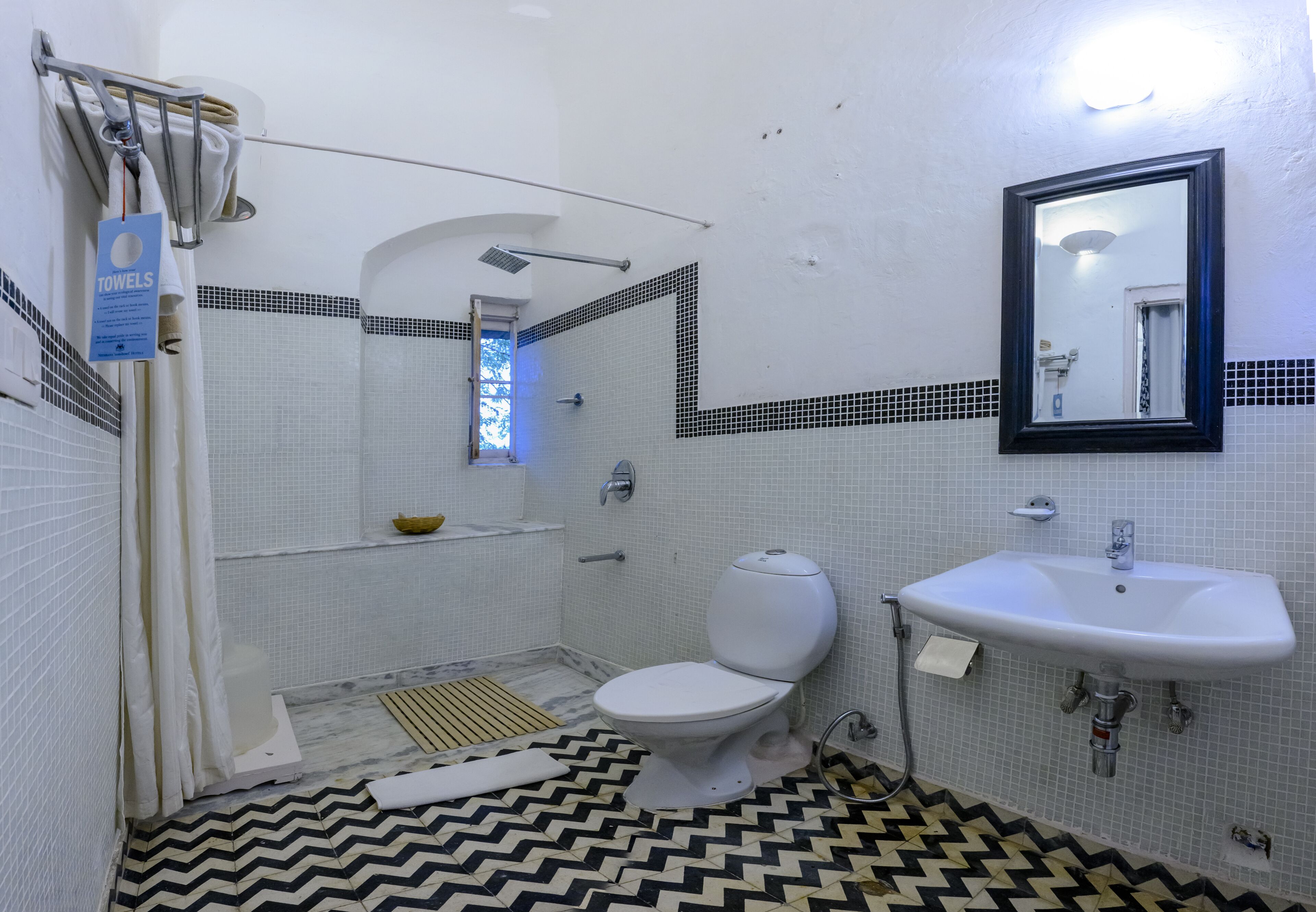 shower, rainfall showerhead, free toiletries, bidet