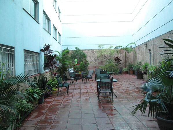 Outdoor dining - Hotel Luey (Buenos Aires City)