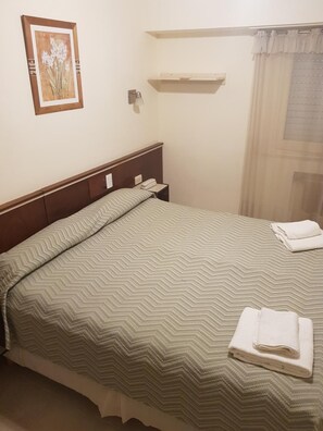 In-room safe, desk, iron/ironing board, free cots/infant beds - Hotel Compostela (Mar del Plata)