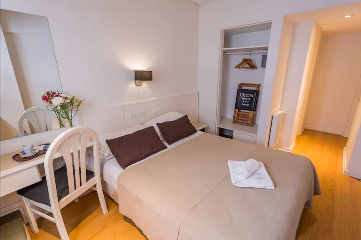 Sengetøy av topp kvalitet, safe på rommet og barnesenger (inkludert)