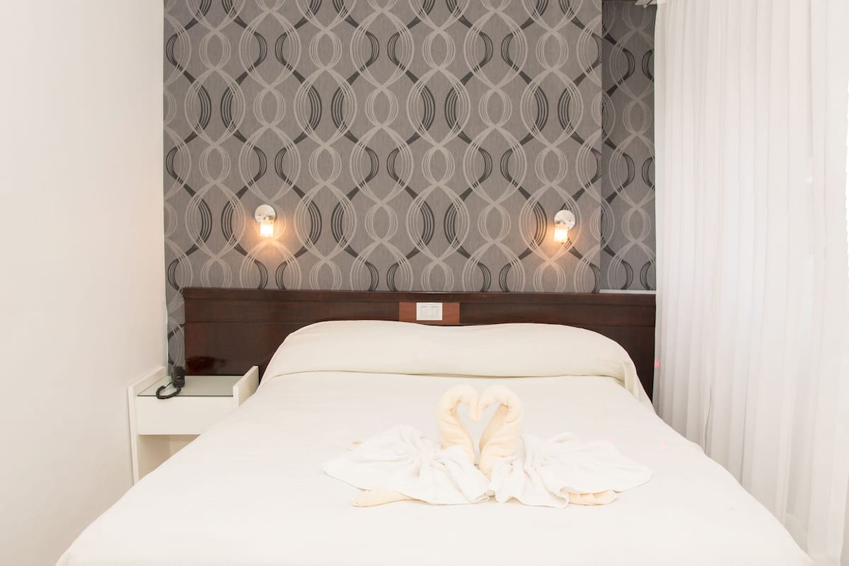 premium bedding, in-room safe, individually decorated