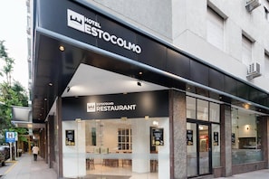 Ett modernt hotell med en restaurang som heter ”Hotel Estocolmo Restaurant”.