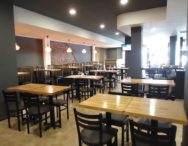 Breakfast, lunch, dinner served; international cuisine - Hotel Nuevo Boulevard (Mar del Plata)