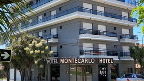 A multi-story hotel with balconies and a sign reading "HOTEL MONTECARLO HOTEL". - Montecarlo Hotel (Mar del Plata)