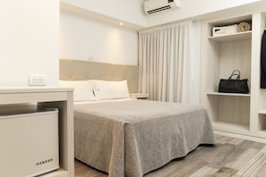 In-room safe, desk, free WiFi, bed sheets - Sennac Hotel (Mar del Plata)