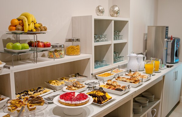 Free daily on-the-go breakfast - Sennac Hotel (Mar del Plata)