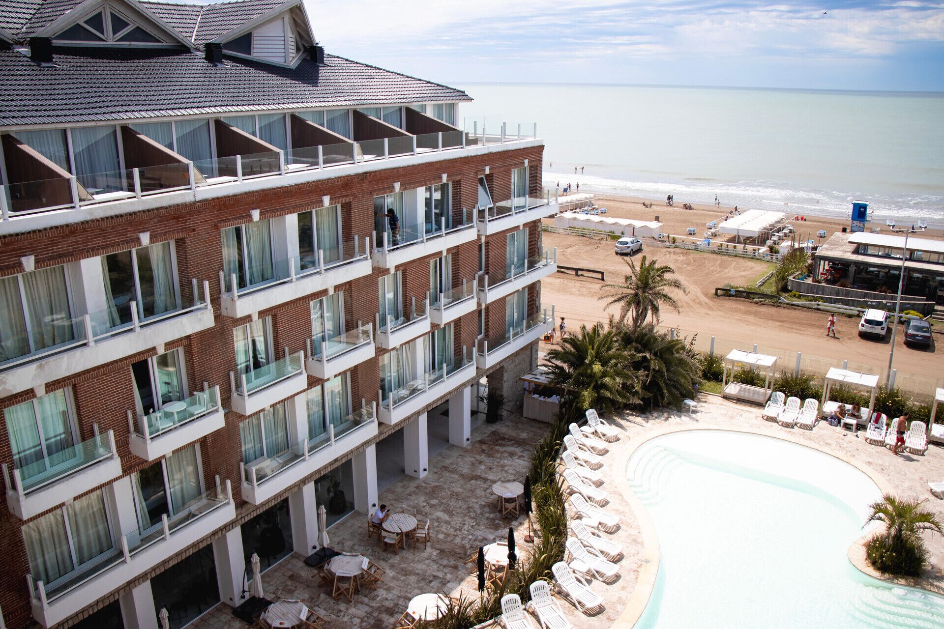 Indoor pool, seasonal outdoor pool, pool loungers