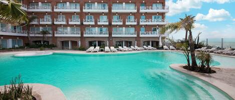 Piscine couverte, piscine extérieure (ouverte en saison)