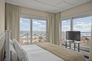 Roupas de cama premium, frigobar, cofres nos quartos, cortinas blackout