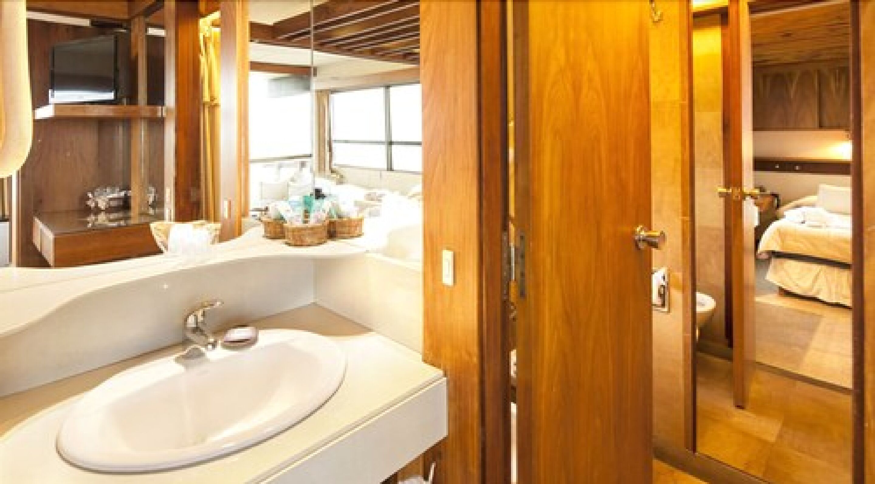 classic room | bathroom sink