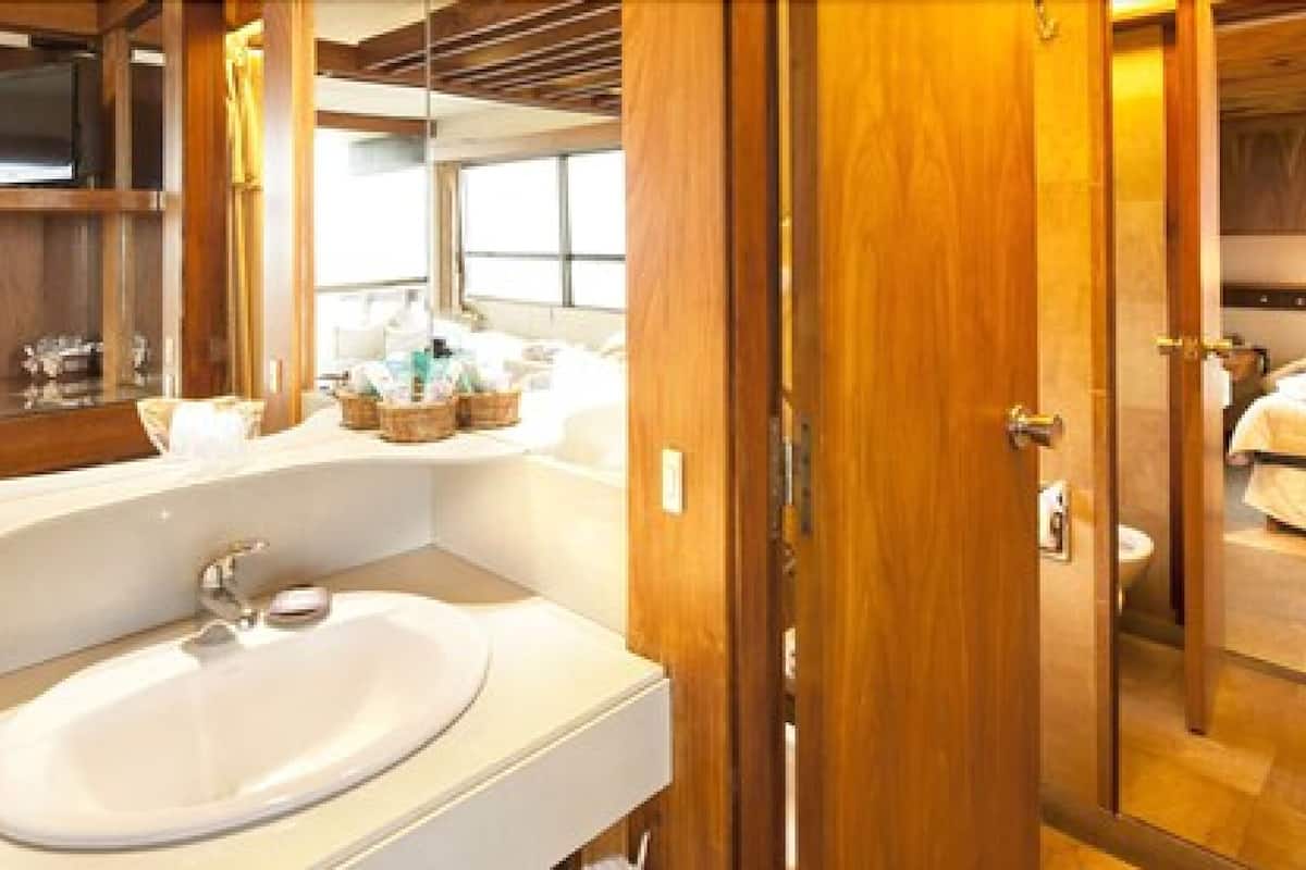 classic room | bathroom sink