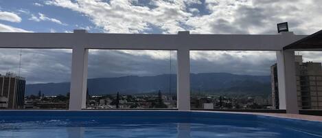 Una piscina al aire libre de temporada