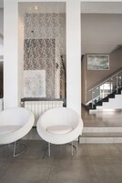 50-英寸LED 电视（配备有线频道）、电视、加热地板