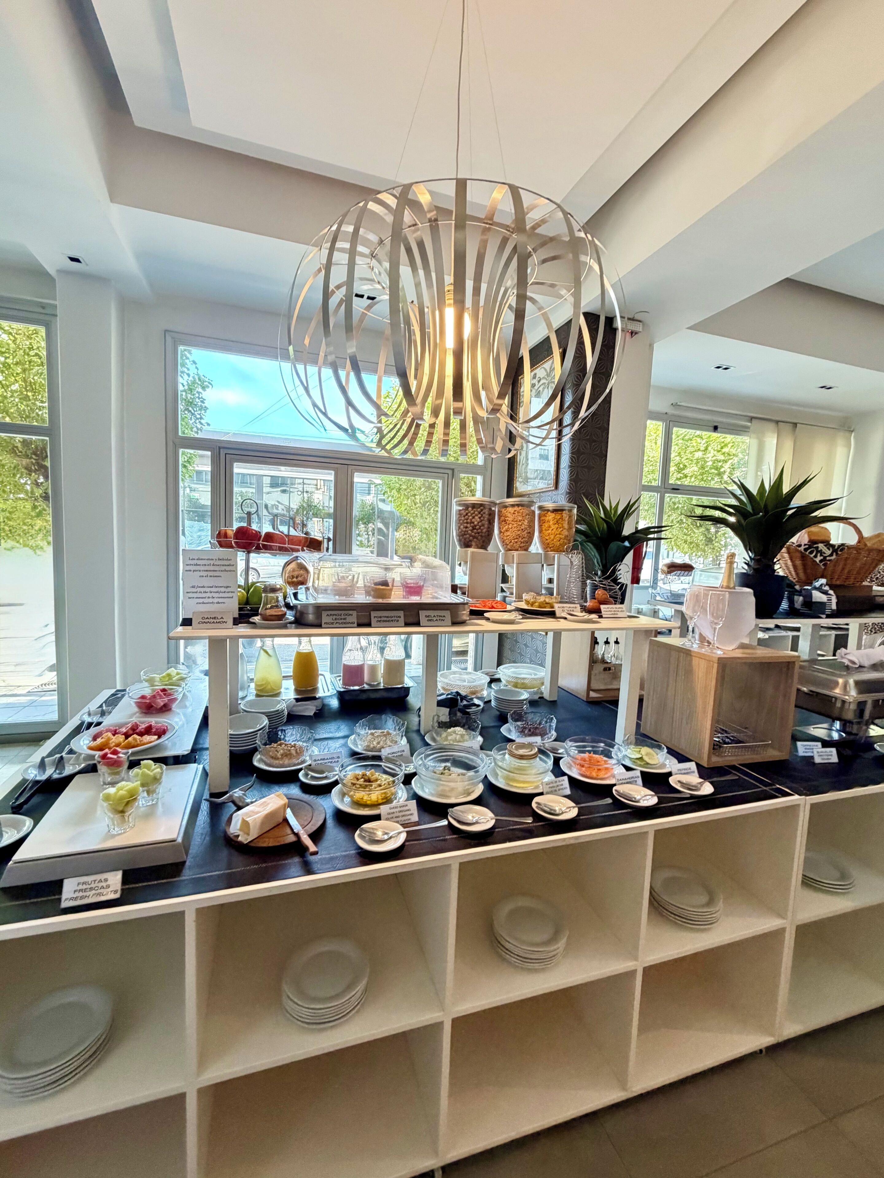 Aperto a colazione, pranzo e cena, cucina internazionale 