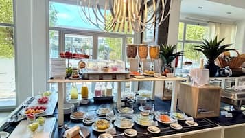 Aperto a colazione, pranzo e cena, cucina internazionale