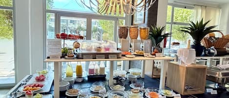 Breakfast, lunch, dinner served; international cuisine