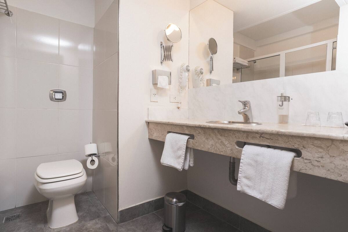 bathtub, deep-soaking bathtub, free toiletries, hair dryer