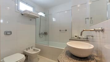 Bathtub, deep-soaking bathtub, free toiletries, hair dryer