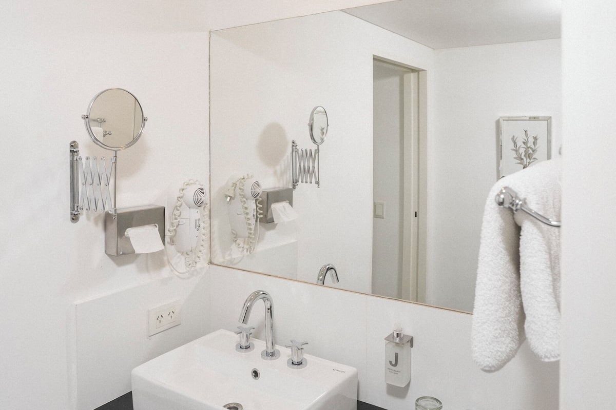 executive room, 1 bedroom, non smoking | bathroom | bathtub, deep-soaking bathtub, free toiletries, hair dryer