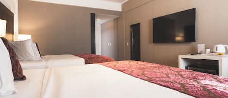 Superior Double Room, 2 Double Beds | Living area