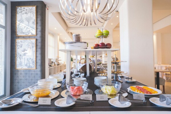 Breakfast, lunch, dinner served; international cuisine - Hotel Tolosa (Puerto Madryn)