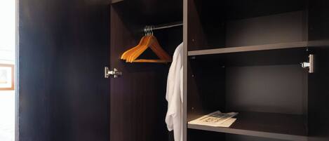 2 bedrooms, Egyptian cotton sheets, premium bedding, down duvets