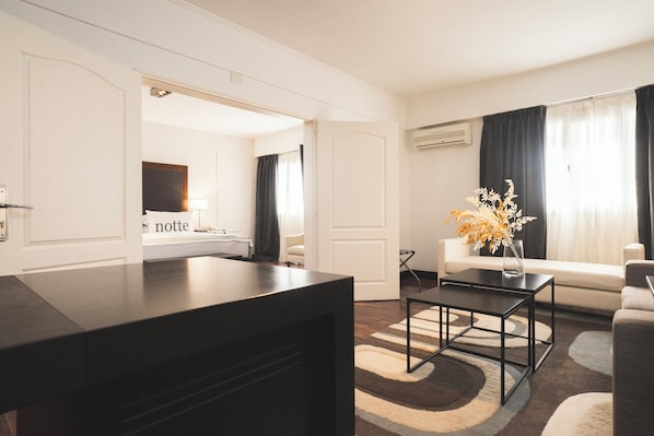 Executive Room, 1 Bedroom, Non Smoking | Living area
