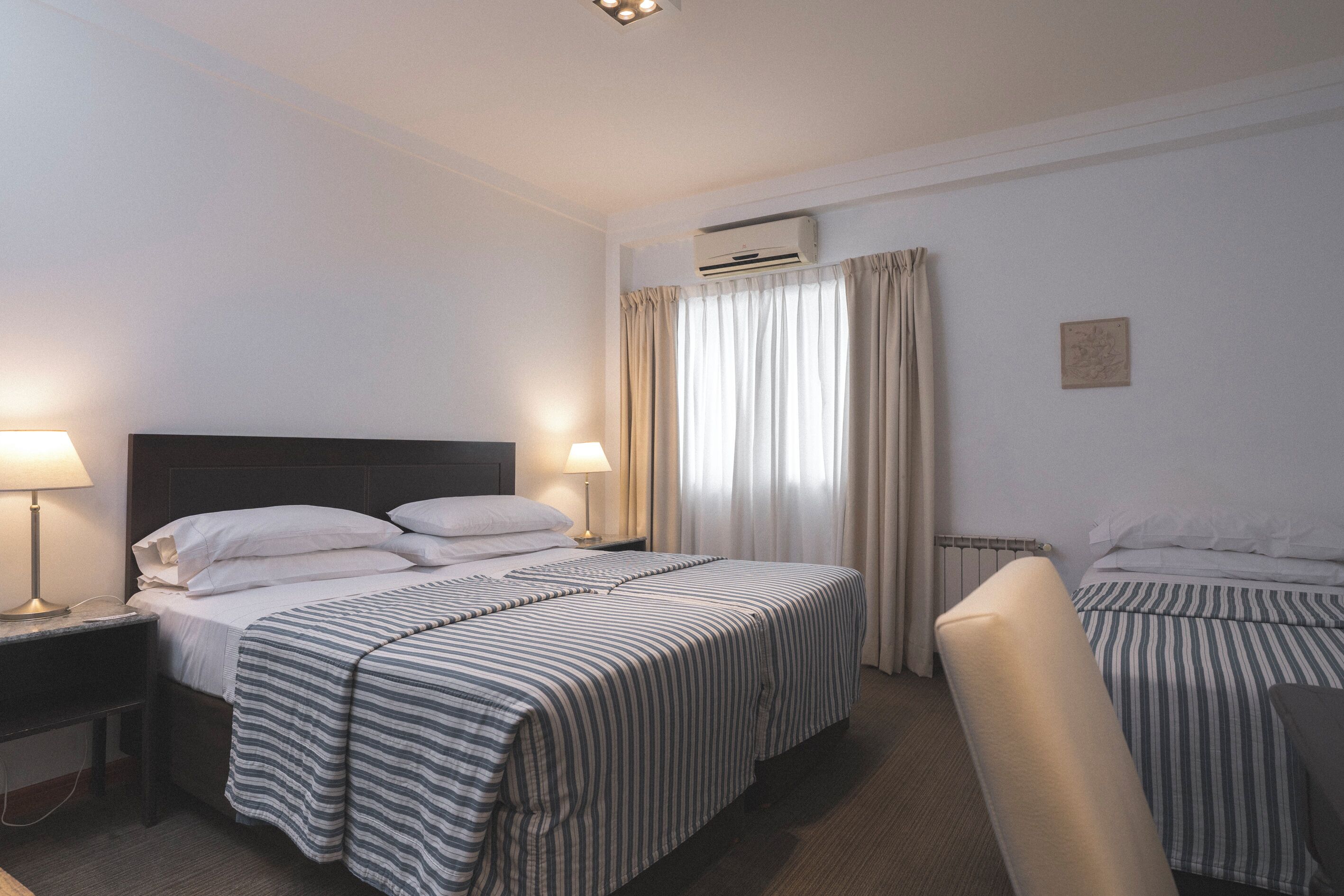 スタンダード トリプルルーム ベッド (複数台) | エジプト綿のシーツ、高級寝具、羽毛の掛け布団、セレクト コンフォート製ベッド