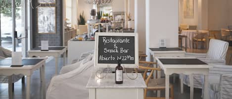 Se sirven desayunos, comidas, cenas y cocina internacional