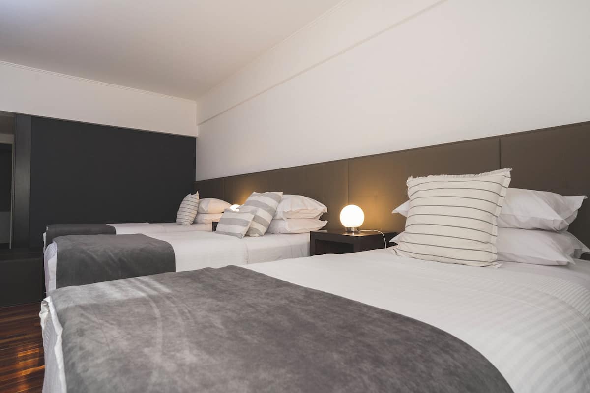 Superior-Dreibettzimmer, Mehrere Betten, Nichtraucher | 2 Schlafzimmer, Bettwäsche aus ägyptischer Baumwolle