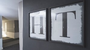 Dos letras 'H' y 'T' enmarcadas en una pared.