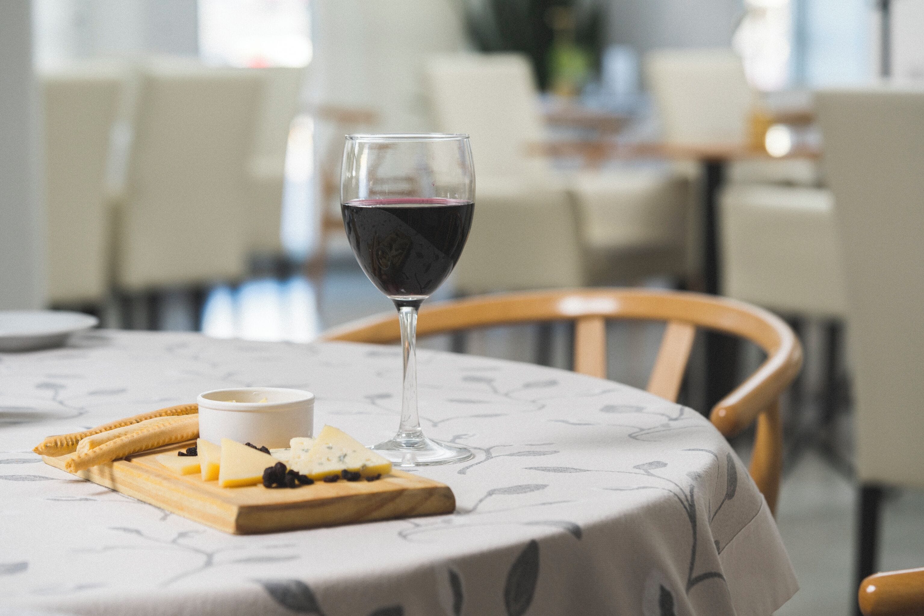 breakfast, lunch, dinner served; international cuisine