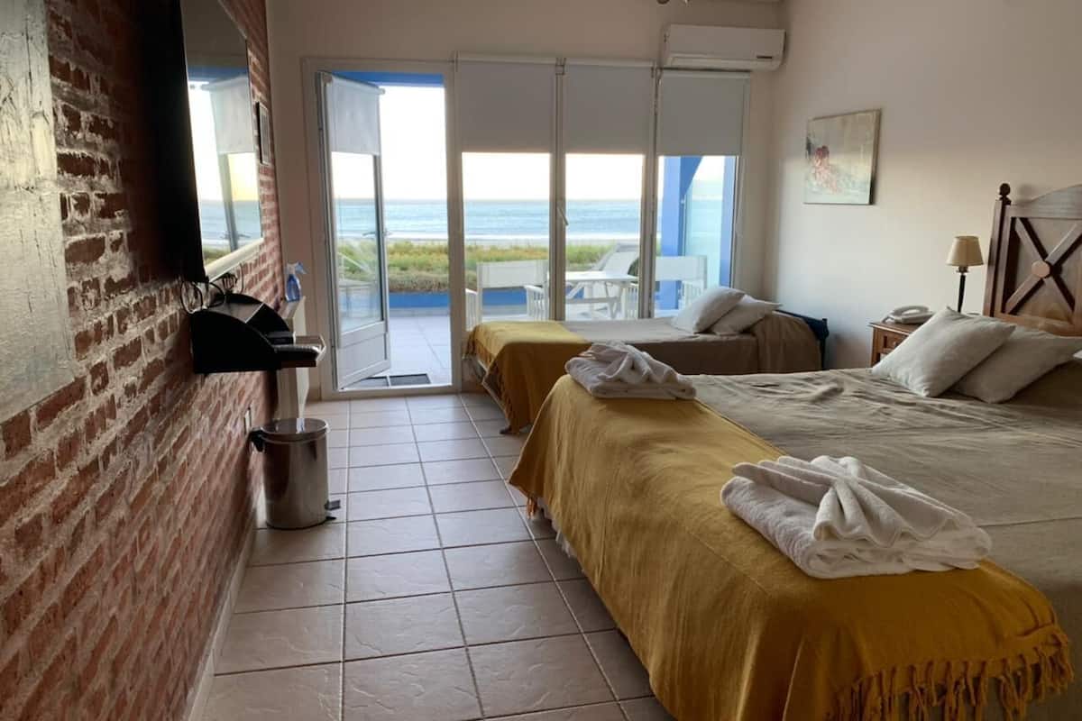 standard room, sea view | minibar, in-room safe, bed sheets