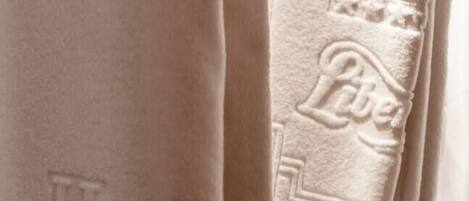 Toalla de hotel con texto en relieve que incluye 'Hotel' y 'Labe'.