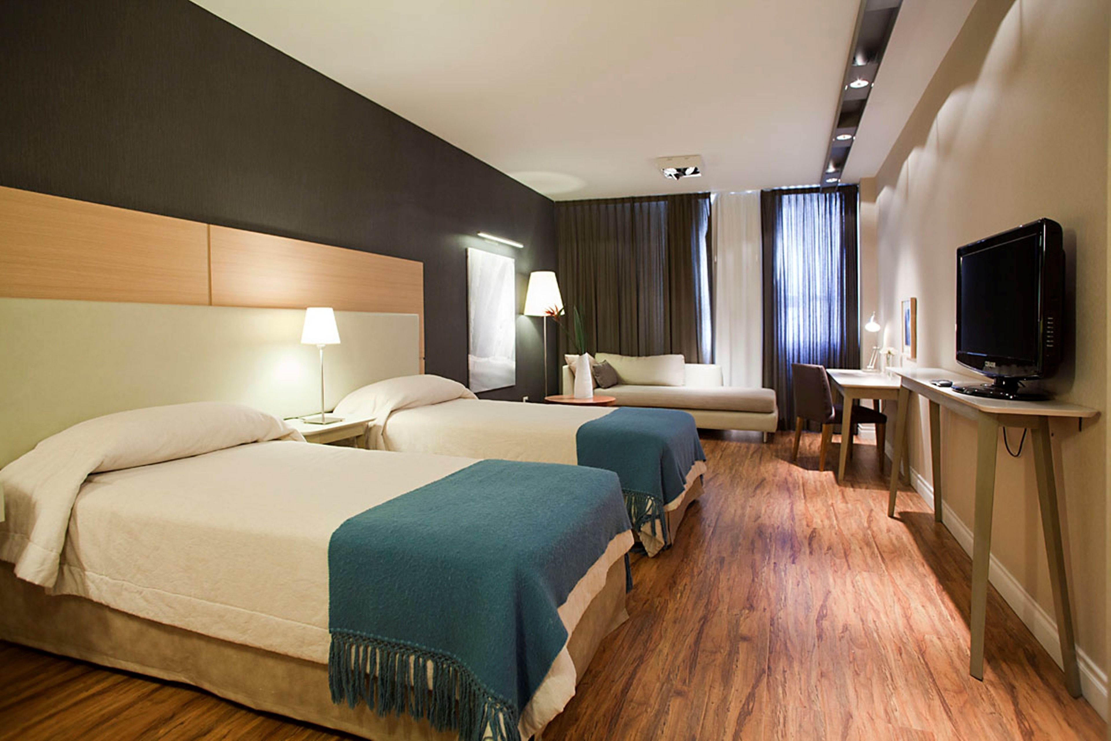 มินิบาร์, ตู้นิรภัยในห้องพัก, โต๊ะทำงาน, ผ้าม่านกันแสง