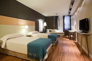 Minibar, safe på rommet, skrivebord og blendingsgardiner