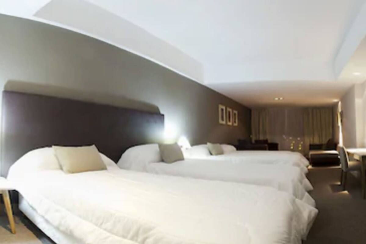 Minibar, caja de seguridad en la habitación y escritorio