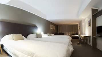 Minibar, caja de seguridad en la habitación y escritorio