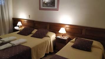 Schreibtisch, laptopgeeigneter Arbeitsplatz, kostenloses WLAN