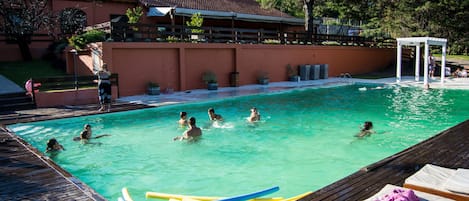 Piscine extérieure (ouverte en saison), parasols de plage