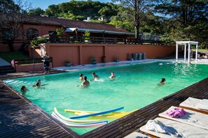 Kolam renang outdoor musiman, dengan payung kolam renang