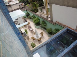Un patio al aire libre con asientos y plantas, rodeado de edificios.