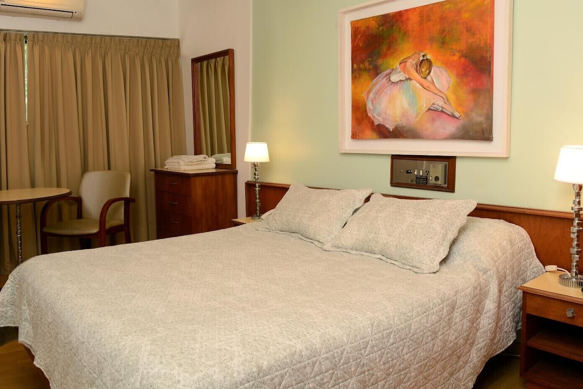 Cofres nos quartos, cortinas blackout, Wi-Fi de cortesia, roupa de cama