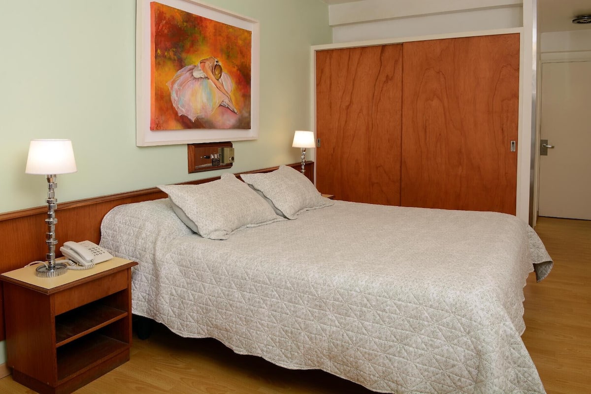 Cofres nos quartos, cortinas blackout, Wi-Fi de cortesia, roupa de cama