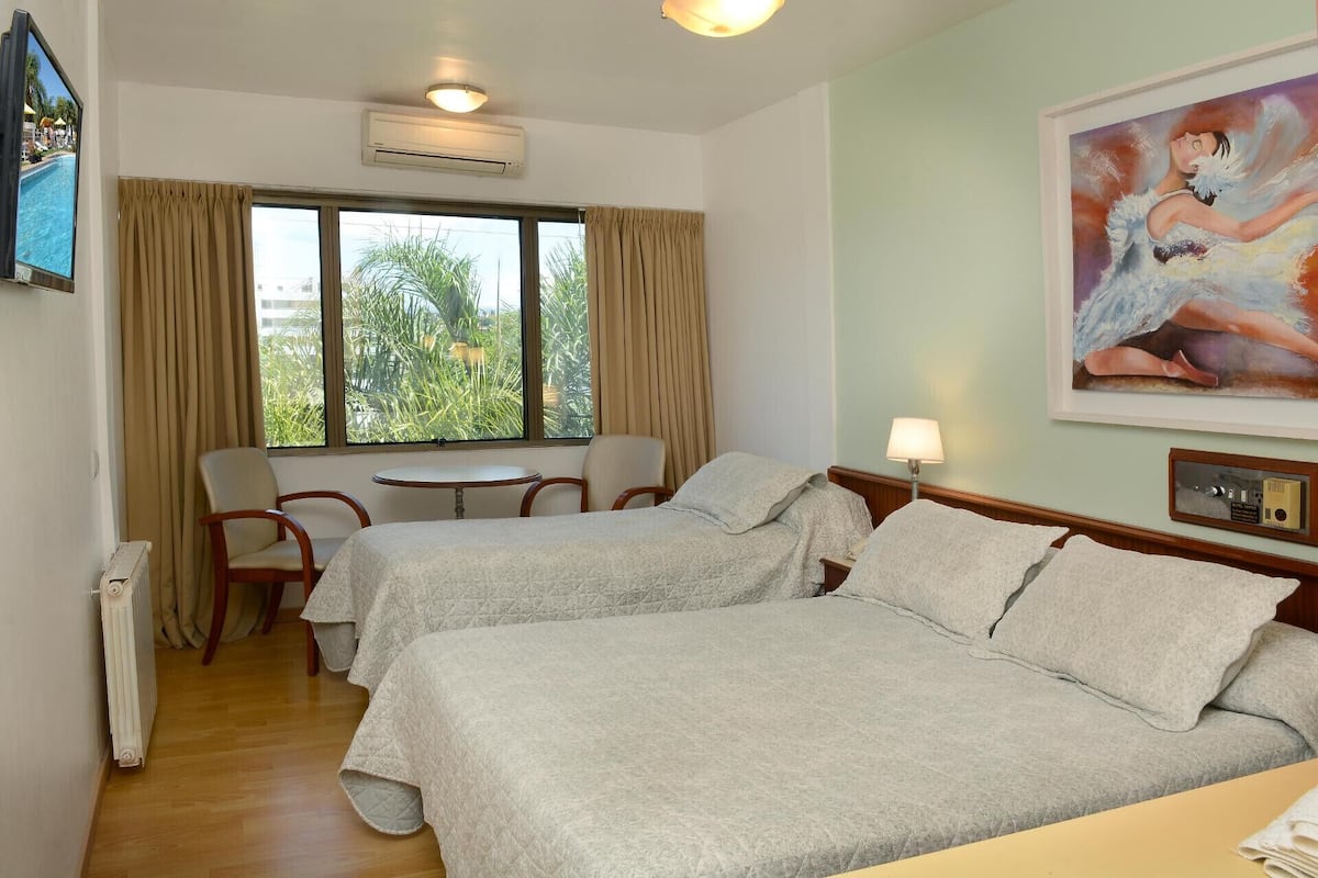 Cofres nos quartos, cortinas blackout, Wi-Fi de cortesia, roupa de cama