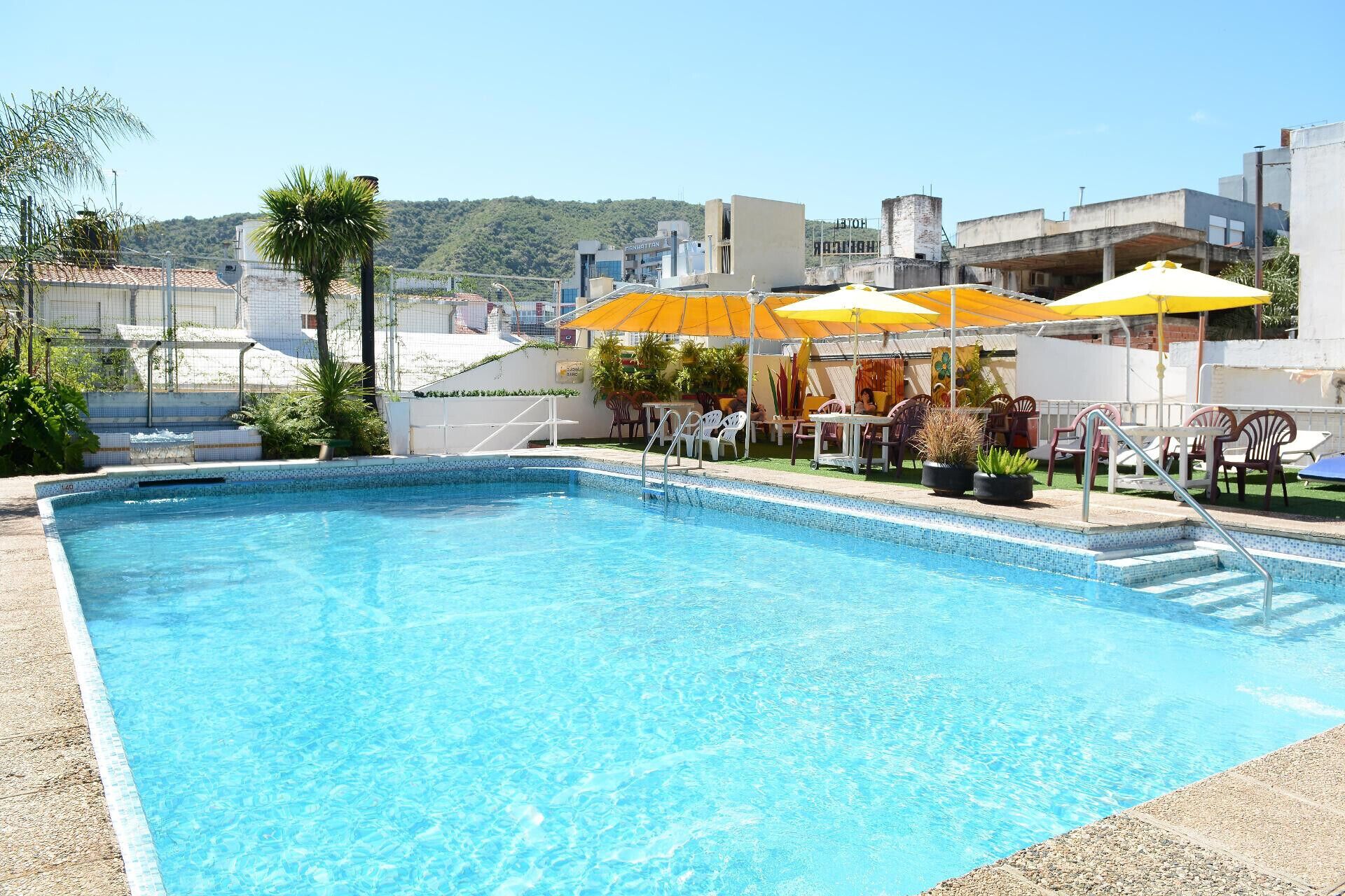 Piscine extérieure (ouverte en saison), parasols de plage