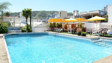 Piscina externa sazonal, funciona das 9h às 21h, guarda-sóis