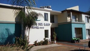 A hotel with a sign reading "HOTEL" and "HOTEL DEL LAGO". - Piedras del Lago Hotel (Federaciän)