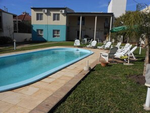 Una piscina al aire libre de temporada