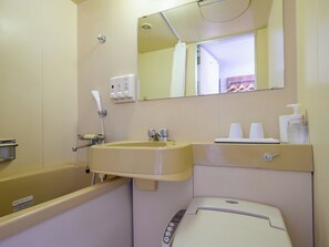 Ensemble baignoire-douche, articles de toilette (gratuits)